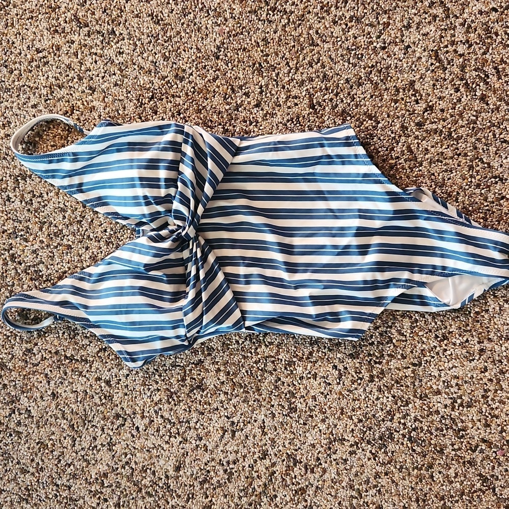 Old Navy Twist front one piece swimsuit, size medium‎